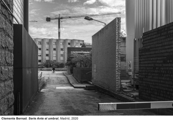 'Ante el umbral' es la exposición que el fotógrafo navarro Clemente Bernad muestra en la página web del Museo Reina Sofía, compuesta por 30 fotografías del confinamiento