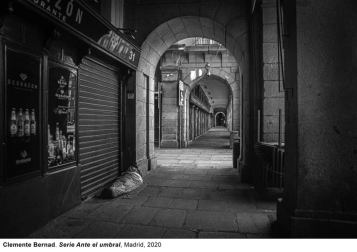 'Ante el umbral' es la exposición que el fotógrafo navarro Clemente Bernad muestra en la página web del Museo Reina Sofía, compuesta por 30 fotografías del confinamiento