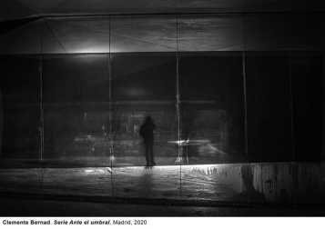 'Ante el umbral' es la exposición que el fotógrafo navarro Clemente Bernad muestra en la página web del Museo Reina Sofía, compuesta por 30 fotografías del confinamiento