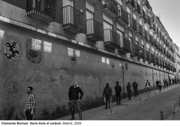'Ante el umbral' es la exposición que el fotógrafo navarro Clemente Bernad muestra en la página web del Museo Reina Sofía, compuesta por 30 fotografías del confinamiento