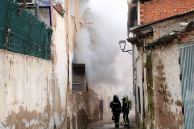 Las llamas afectaron a una casa que se utiliza como segunda residencia y cuyos dueños, de Pamplona, no se encontraban en el interior en el momento del suceso.