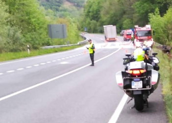 Un camionero resultó herido leve tras salirse de la vía y posteriormente volca r