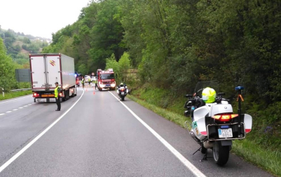 Un camionero resultó herido leve tras salirse de la vía y posteriormente volca r