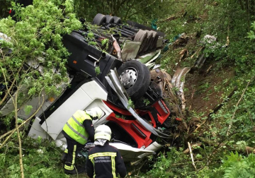 Un camionero resultó herido leve tras salirse de la vía y posteriormente volca r