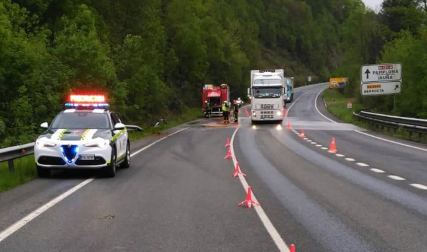 Un camionero resultó herido leve tras salirse de la vía y posteriormente volca r