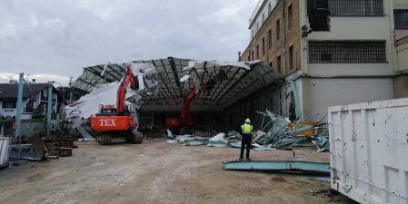 Los trabajos de demolición han comenzado por la pista cubierta