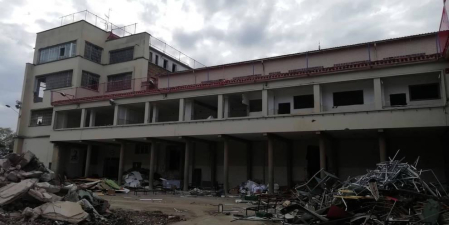 Los trabajos de demolición han comenzado por la pista cubierta
