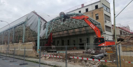 Los trabajos de demolición han comenzado por la pista cubierta