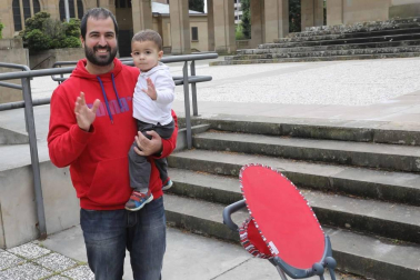 Sacaron a la calle patinetes, pelotas y bicicletas. Pero también lucieron sonrisas y una mezcolanza de cautela que compartieron con sus padres. Manteniendo las distancias, miles de menores de 14 años experimentaron qué significó romper una cuarentena que les ha privado de amigos, colegio y una familia al completo desde el 15 de marzo. Este domingo, todo cambió. Al menos para el primer paso.
