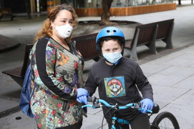 Sacaron a la calle patinetes, pelotas y bicicletas. Pero también lucieron sonrisas y una mezcolanza de cautela que compartieron con sus padres. Manteniendo las distancias, miles de menores de 14 años experimentaron qué significó romper una cuarentena que les ha privado de amigos, colegio y una familia al completo desde el 15 de marzo. Este domingo, todo cambió. Al menos para el primer paso.