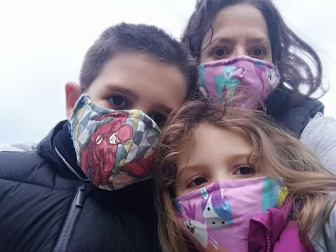 Sacaron a la calle patinetes, pelotas y bicicletas. Pero también lucieron sonrisas y una mezcolanza de cautela que compartieron con sus padres. Manteniendo las distancias, miles de menores de 14 años experimentaron qué significó romper una cuarentena que les ha privado de amigos, colegio y una familia al completo desde el 15 de marzo. Este domingo, todo cambió. Al menos para el primer paso.