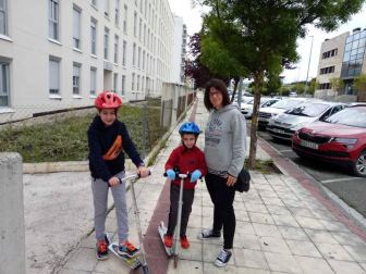 Sacaron a la calle patinetes, pelotas y bicicletas. Pero también lucieron sonrisas y una mezcolanza de cautela que compartieron con sus padres. Manteniendo las distancias, miles de menores de 14 años experimentaron qué significó romper una cuarentena que les ha privado de amigos, colegio y una familia al completo desde el 15 de marzo. Este domingo, todo cambió. Al menos para el primer paso.