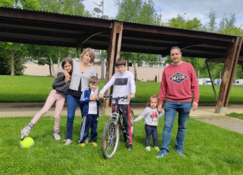 Sacaron a la calle patinetes, pelotas y bicicletas. Pero también lucieron sonrisas y una mezcolanza de cautela que compartieron con sus padres. Manteniendo las distancias, miles de menores de 14 años experimentaron qué significó romper una cuarentena que les ha privado de amigos, colegio y una familia al completo desde el 15 de marzo. Este domingo, todo cambió. Al menos para el primer paso.