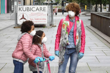 Sacaron a la calle patinetes, pelotas y bicicletas. Pero también lucieron sonrisas y una mezcolanza de cautela que compartieron con sus padres. Manteniendo las distancias, miles de menores de 14 años experimentaron qué significó romper una cuarentena que les ha privado de amigos, colegio y una familia al completo desde el 15 de marzo. Este domingo, todo cambió. Al menos para el primer paso.