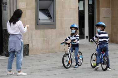 El primer día en el que se permite la salida de menores acompañados a la calle, durante una hora, está transcurriendo con normalidad en Navarra, salvo algunas aglomeraciones de personas en determinadas zonas de Pamplona, han informado fuentes policiales.