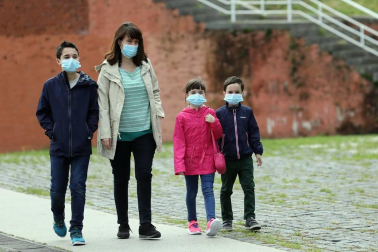 El primer día en el que se permite la salida de menores acompañados a la calle, durante una hora, está transcurriendo con normalidad en Navarra, salvo algunas aglomeraciones de personas en determinadas zonas de Pamplona, han informado fuentes policiales.