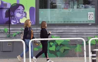 El primer día en el que se permite la salida de menores acompañados a la calle, durante una hora, está transcurriendo con normalidad en Navarra, salvo algunas aglomeraciones de personas en determinadas zonas de Pamplona, han informado fuentes policiales.
