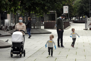 El primer día en el que se permite la salida de menores acompañados a la calle, durante una hora, está transcurriendo con normalidad en Navarra, salvo algunas aglomeraciones de personas en determinadas zonas de Pamplona, han informado fuentes policiales.