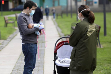 El primer día en el que se permite la salida de menores acompañados a la calle, durante una hora, está transcurriendo con normalidad en Navarra, salvo algunas aglomeraciones de personas en determinadas zonas de Pamplona, han informado fuentes policiales.