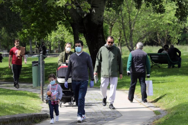 El primer día en el que se permite la salida de menores acompañados a la calle, durante una hora, está transcurriendo con normalidad en Navarra, salvo algunas aglomeraciones de personas en determinadas zonas de Pamplona, han informado fuentes policiales.