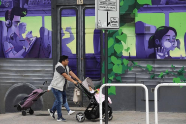 El primer día en el que se permite la salida de menores acompañados a la calle, durante una hora, está transcurriendo con normalidad en Navarra, salvo algunas aglomeraciones de personas en determinadas zonas de Pamplona, han informado fuentes policiales.