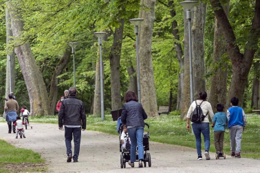 El primer día en el que se permite la salida de menores acompañados a la calle, durante una hora, está transcurriendo con normalidad en Navarra, salvo algunas aglomeraciones de personas en determinadas zonas de Pamplona, han informado fuentes policiales.
