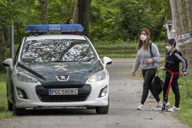 El primer día en el que se permite la salida de menores acompañados a la calle, durante una hora, está transcurriendo con normalidad en Navarra, salvo algunas aglomeraciones de personas en determinadas zonas de Pamplona, han informado fuentes policiales.