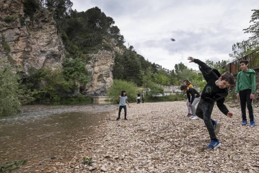 El primer día en el que se permite la salida de menores acompañados a la calle, durante una hora, está transcurriendo con normalidad en Navarra, salvo algunas aglomeraciones de personas en determinadas zonas de Pamplona, han informado fuentes policiales.