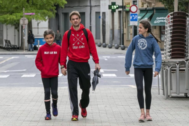 El primer día en el que se permite la salida de menores acompañados a la calle, durante una hora, está transcurriendo con normalidad en Navarra, salvo algunas aglomeraciones de personas en determinadas zonas de Pamplona, han informado fuentes policiales.