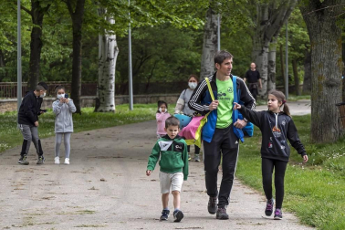 El primer día en el que se permite la salida de menores acompañados a la calle, durante una hora, está transcurriendo con normalidad en Navarra, salvo algunas aglomeraciones de personas en determinadas zonas de Pamplona, han informado fuentes policiales.