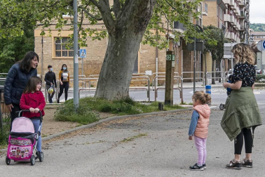 El primer día en el que se permite la salida de menores acompañados a la calle, durante una hora, está transcurriendo con normalidad en Navarra, salvo algunas aglomeraciones de personas en determinadas zonas de Pamplona, han informado fuentes policiales.