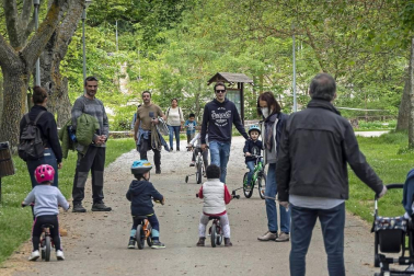 El primer día en el que se permite la salida de menores acompañados a la calle, durante una hora, está transcurriendo con normalidad en Navarra, salvo algunas aglomeraciones de personas en determinadas zonas de Pamplona, han informado fuentes policiales.