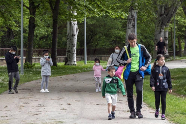 El primer día en el que se permite la salida de menores acompañados a la calle, durante una hora, está transcurriendo con normalidad en Navarra, salvo algunas aglomeraciones de personas en determinadas zonas de Pamplona, han informado fuentes policiales.