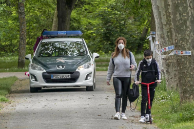 El primer día en el que se permite la salida de menores acompañados a la calle, durante una hora, está transcurriendo con normalidad en Navarra, salvo algunas aglomeraciones de personas en determinadas zonas de Pamplona, han informado fuentes policiales.