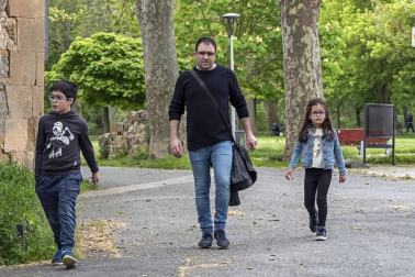 El primer día en el que se permite la salida de menores acompañados a la calle, durante una hora, está transcurriendo con normalidad en Navarra, salvo algunas aglomeraciones de personas en determinadas zonas de Pamplona, han informado fuentes policiales.