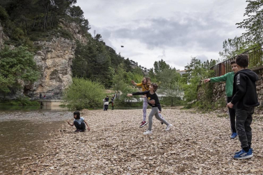 El primer día en el que se permite la salida de menores acompañados a la calle, durante una hora, está transcurriendo con normalidad en Navarra, salvo algunas aglomeraciones de personas en determinadas zonas de Pamplona, han informado fuentes policiales.