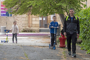 El primer día en el que se permite la salida de menores acompañados a la calle, durante una hora, está transcurriendo con normalidad en Navarra, salvo algunas aglomeraciones de personas en determinadas zonas de Pamplona, han informado fuentes policiales.