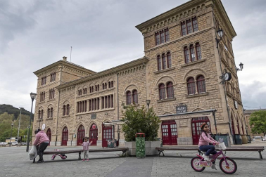 El primer día en el que se permite la salida de menores acompañados a la calle, durante una hora, está transcurriendo con normalidad en Navarra, salvo algunas aglomeraciones de personas en determinadas zonas de Pamplona, han informado fuentes policiales.