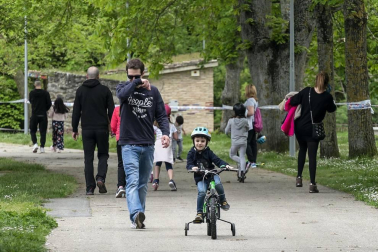 El primer día en el que se permite la salida de menores acompañados a la calle, durante una hora, está transcurriendo con normalidad en Navarra, salvo algunas aglomeraciones de personas en determinadas zonas de Pamplona, han informado fuentes policiales.