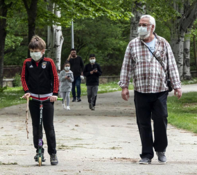 El primer día en el que se permite la salida de menores acompañados a la calle, durante una hora, está transcurriendo con normalidad en Navarra, salvo algunas aglomeraciones de personas en determinadas zonas de Pamplona, han informado fuentes policiales.