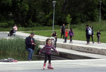 El primer día en el que se permite la salida de menores acompañados a la calle, durante una hora, está transcurriendo con normalidad en Navarra, salvo algunas aglomeraciones de personas en determinadas zonas de Pamplona, han informado fuentes policiales.