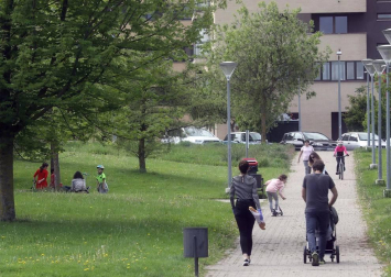 El primer día en el que se permite la salida de menores acompañados a la calle, durante una hora, está transcurriendo con normalidad en Navarra, salvo algunas aglomeraciones de personas en determinadas zonas de Pamplona, han informado fuentes policiales.