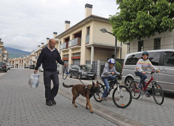 El primer día en el que se permite la salida de menores acompañados a la calle, durante una hora, está transcurriendo con normalidad en Navarra, salvo algunas aglomeraciones de personas en determinadas zonas de Pamplona, han informado fuentes policiales.