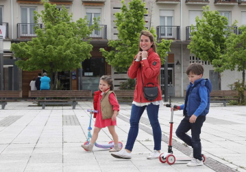 El primer día en el que se permite la salida de menores acompañados a la calle, durante una hora, está transcurriendo con normalidad en Navarra, salvo algunas aglomeraciones de personas en determinadas zonas de Pamplona, han informado fuentes policiales.