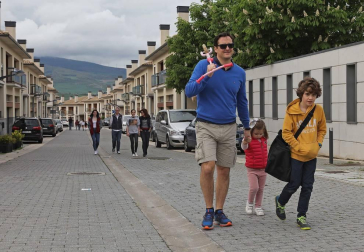 El primer día en el que se permite la salida de menores acompañados a la calle, durante una hora, está transcurriendo con normalidad en Navarra, salvo algunas aglomeraciones de personas en determinadas zonas de Pamplona, han informado fuentes policiales.