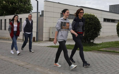 El primer día en el que se permite la salida de menores acompañados a la calle, durante una hora, está transcurriendo con normalidad en Navarra, salvo algunas aglomeraciones de personas en determinadas zonas de Pamplona, han informado fuentes policiales.