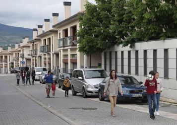 El primer día en el que se permite la salida de menores acompañados a la calle, durante una hora, está transcurriendo con normalidad en Navarra, salvo algunas aglomeraciones de personas en determinadas zonas de Pamplona, han informado fuentes policiales.