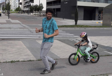 El primer día en el que se permite la salida de menores acompañados a la calle, durante una hora, está transcurriendo con normalidad en Navarra, salvo algunas aglomeraciones de personas en determinadas zonas de Pamplona, han informado fuentes policiales.