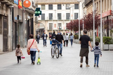 El primer día en el que se permite la salida de menores acompañados a la calle, durante una hora, está transcurriendo con normalidad en Navarra, salvo algunas aglomeraciones de personas en determinadas zonas de Pamplona, han informado fuentes policiales.