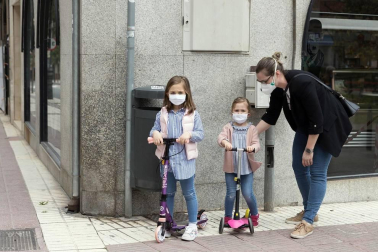 El primer día en el que se permite la salida de menores acompañados a la calle, durante una hora, está transcurriendo con normalidad en Navarra, salvo algunas aglomeraciones de personas en determinadas zonas de Pamplona, han informado fuentes policiales.